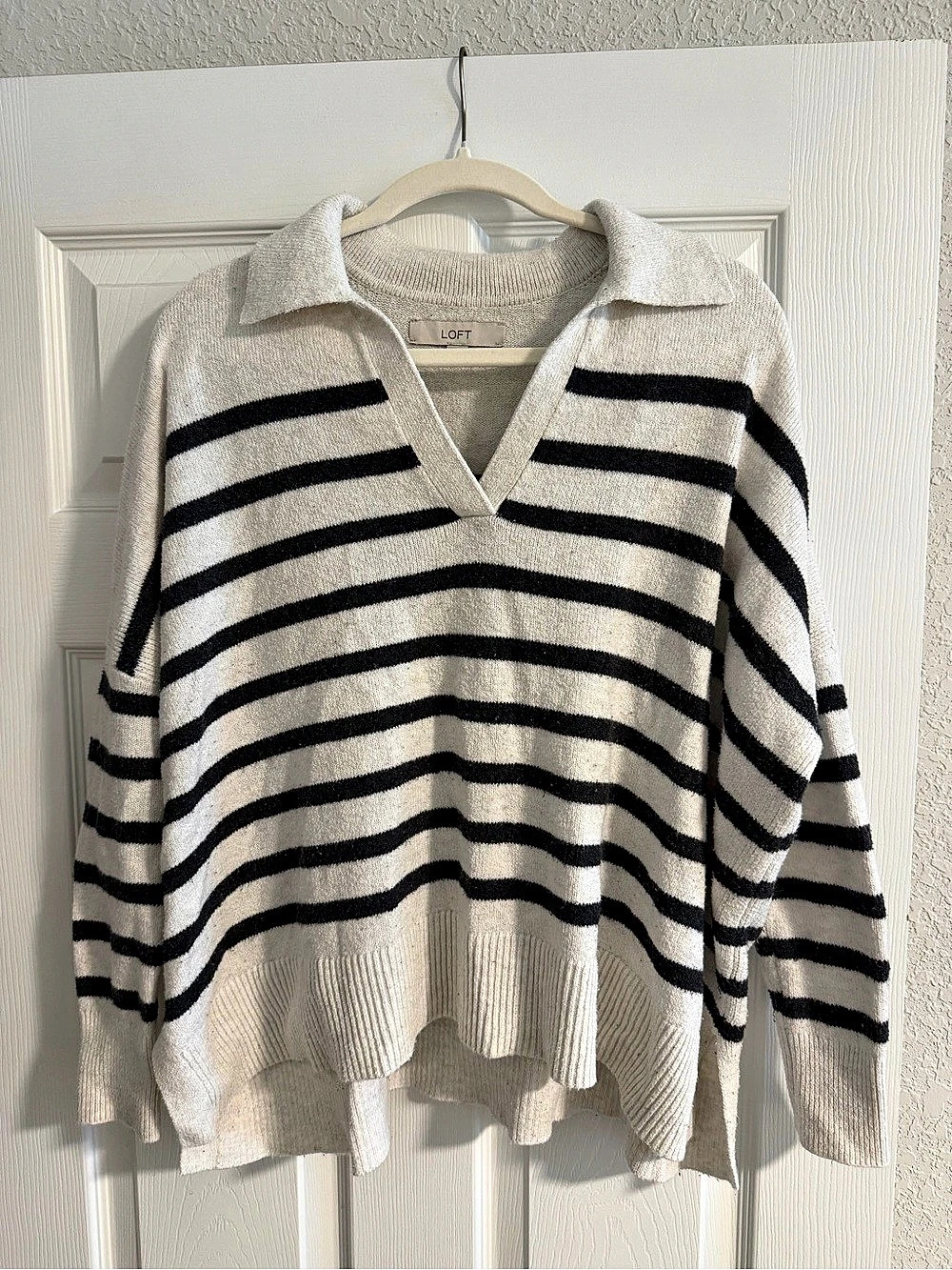 LOFT Striped V-Neck Sweater in White & Gray Size Medium